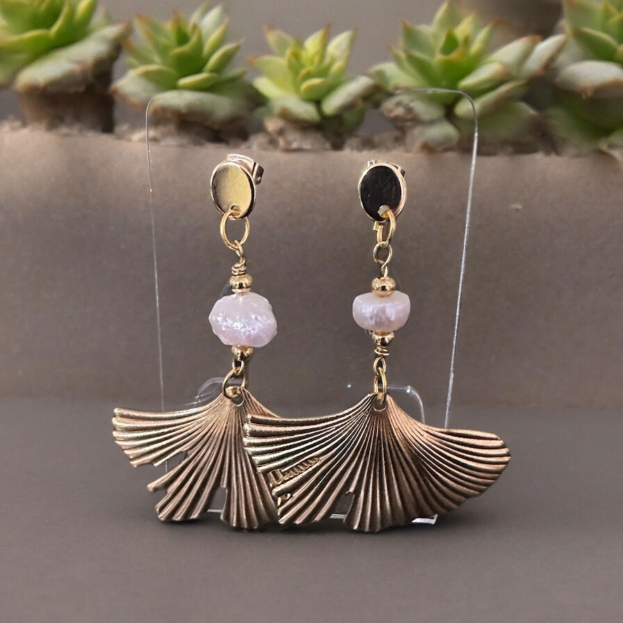 Elegant Shell Earrings with Freshwater Pearls and Metal Accents - Image 2