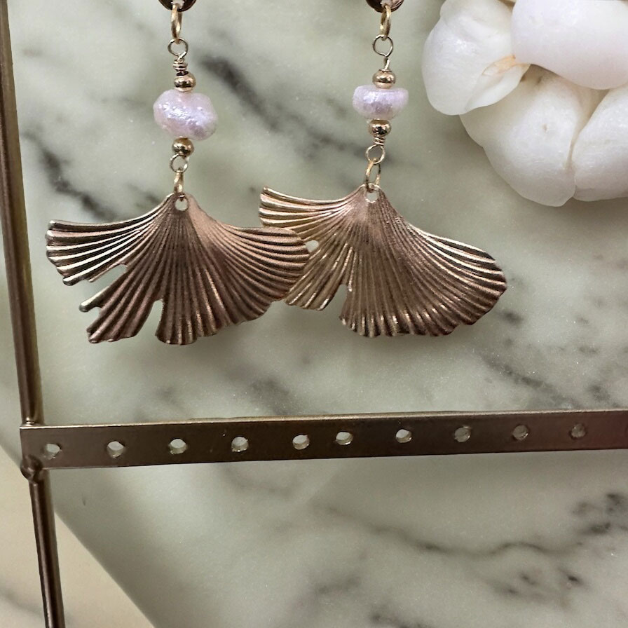 Elegant Shell Earrings with Freshwater Pearls and Metal Accents - Image 3